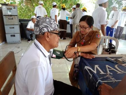 Posyandu Lansia: Pelayanan Kesehatan dan Pemberian PMT Bagi Lansia